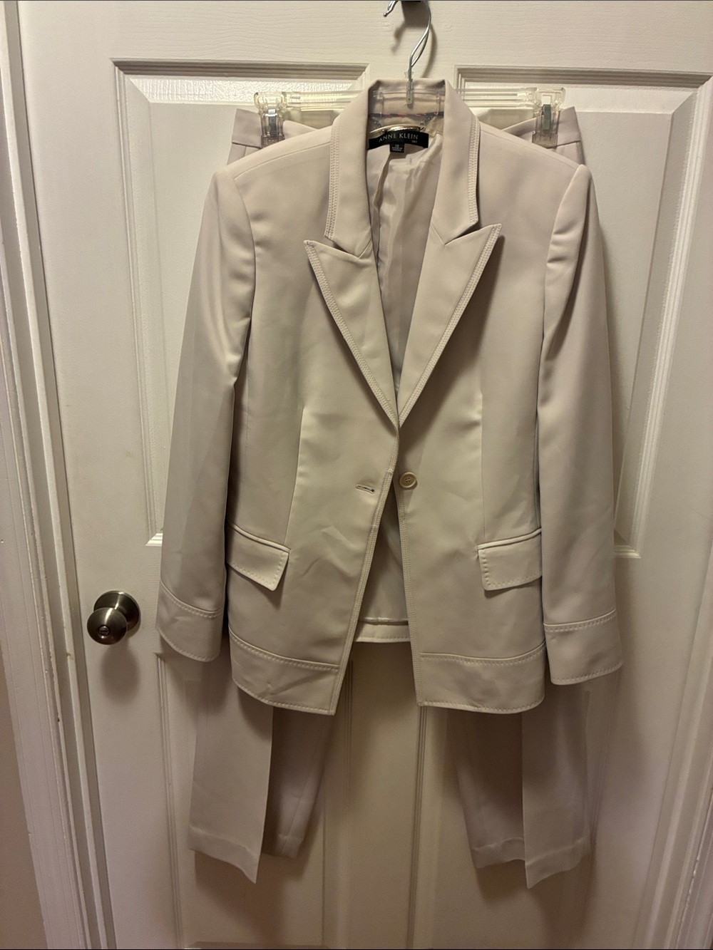 Anne Klein Ivory 2-Piece Tailored Blazer&Pant suit w/single button w/wide lapel